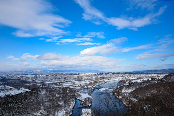 男山・やすらぎの像