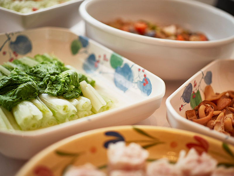 현지 식재료를 중심으로 한 조식 뷔페