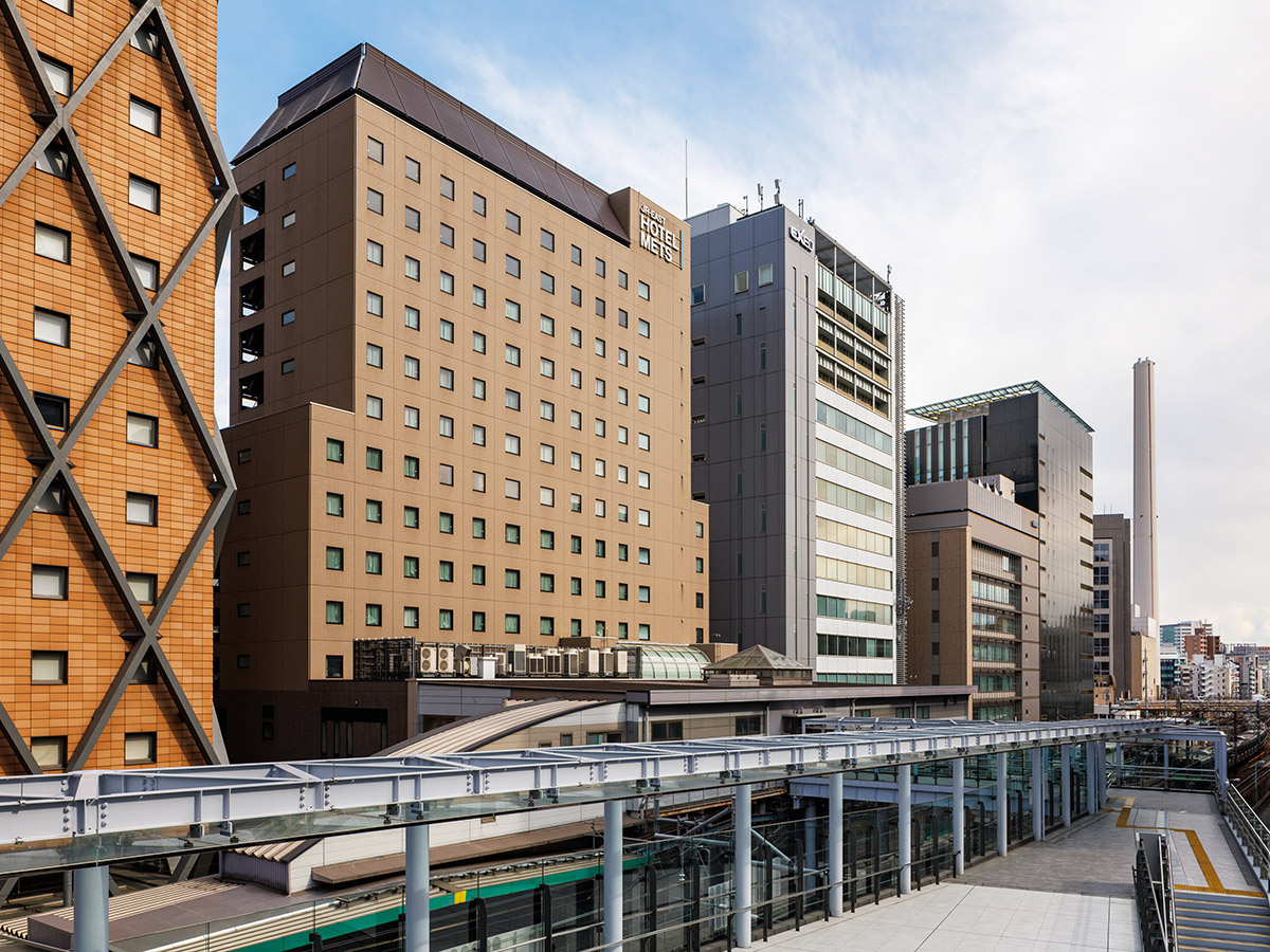 Easy airport access-4 min walk from the station.