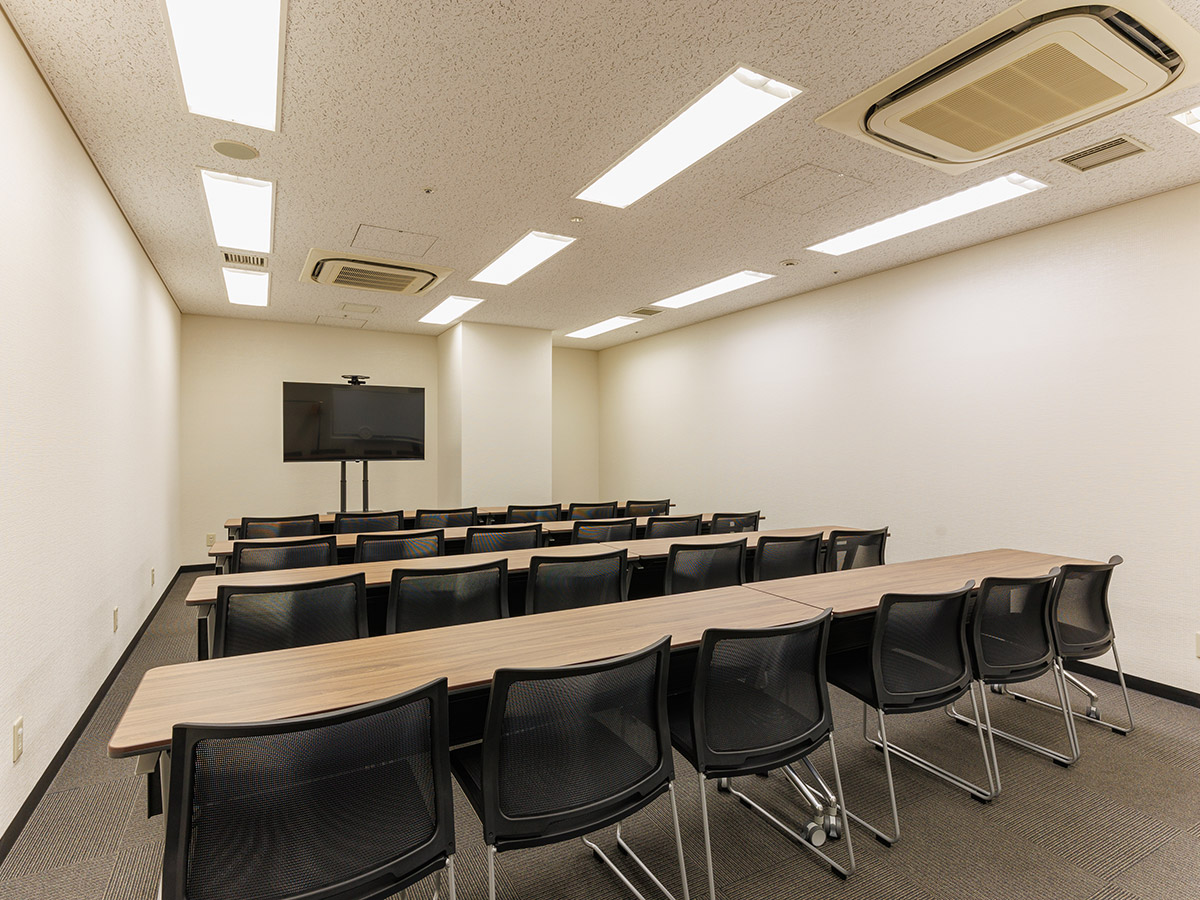 フィットネスや会議室を備えた館内施設