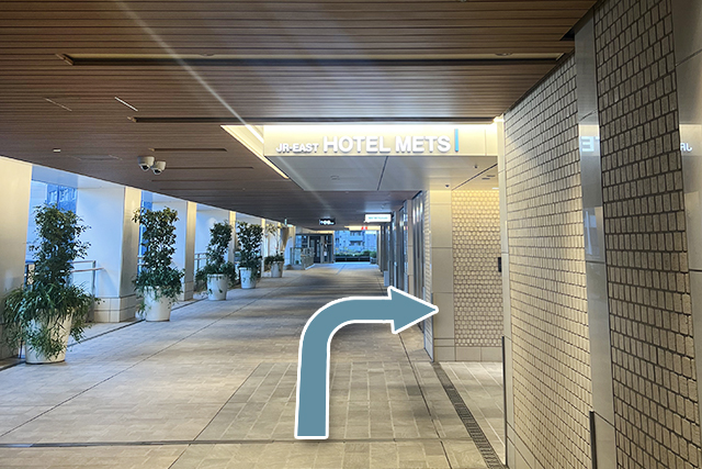 HOTEL METSのロゴが目印の入口を入り、右側にフロントがあります。